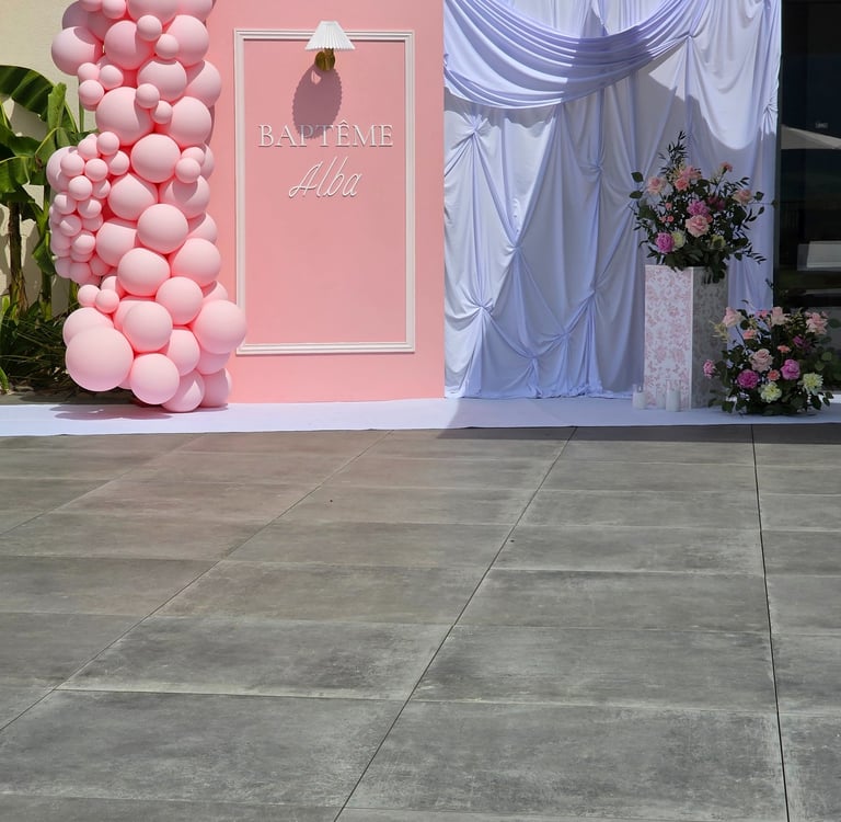 Décoration de baptême avec arche de ballons et panneau personnalisé réalisée par Ewel Events Millau