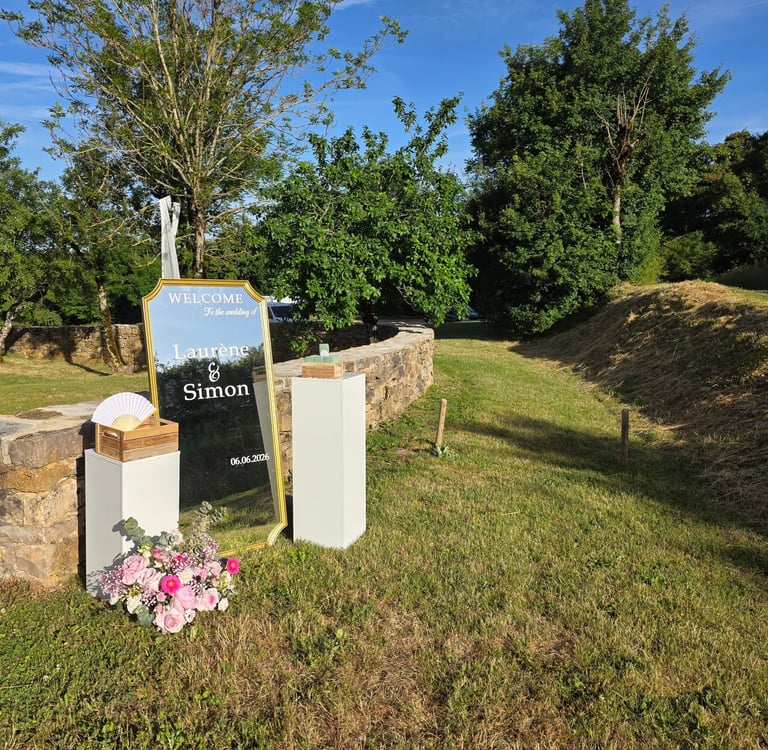 Panneau de bienvenue pour un mariage au Domaine de Soussuéjouls réalisé par Ewel Events