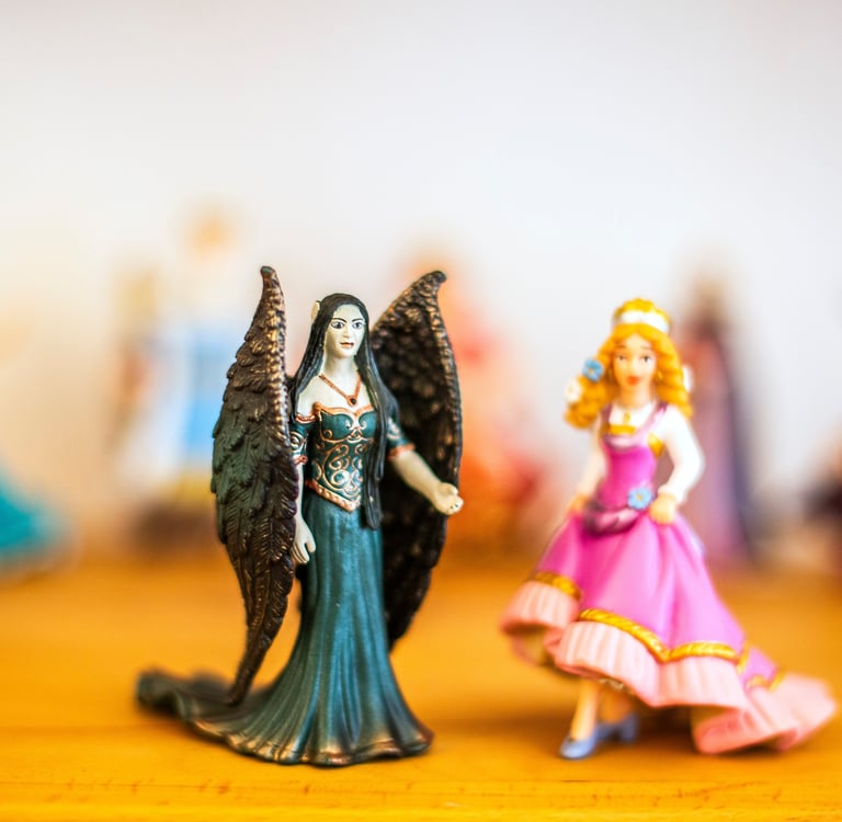 Spielfiguren - dunkle Fee und pinke Prinzessin