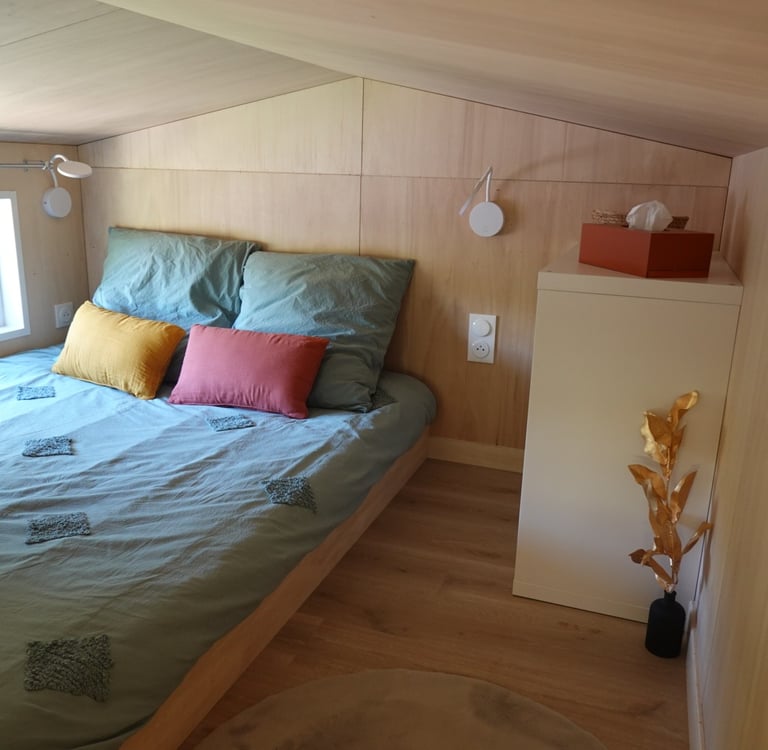 Tiny-house restroom in Saignon (Luberon)