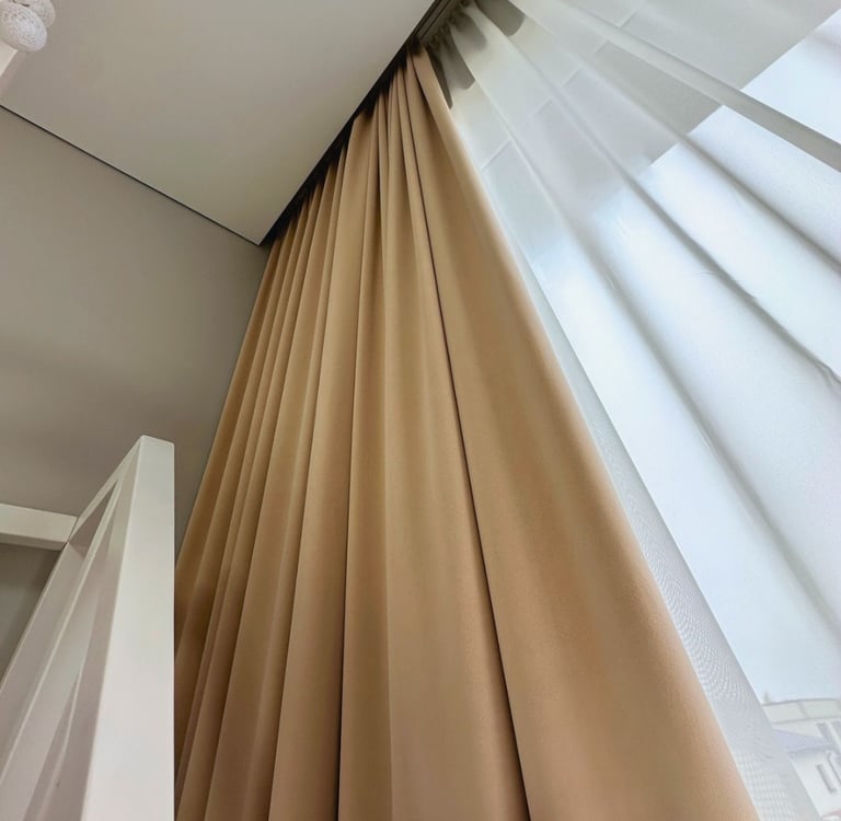 šviesios, smėlio spalvos užuolaidos