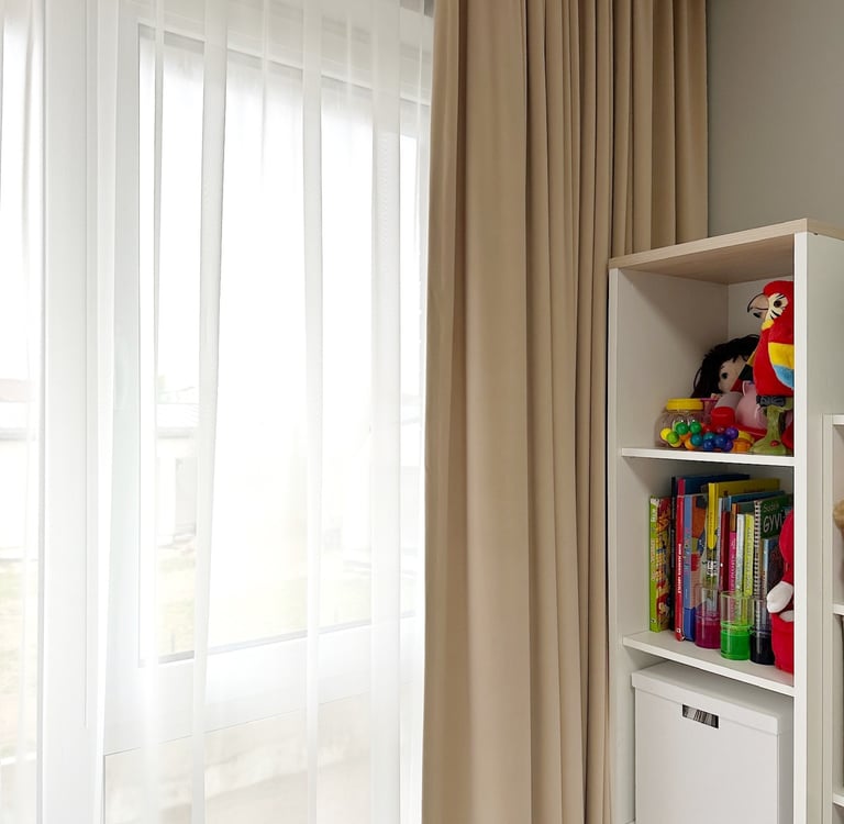 švelnių spalvų užuolaidos vaiko kambaryje