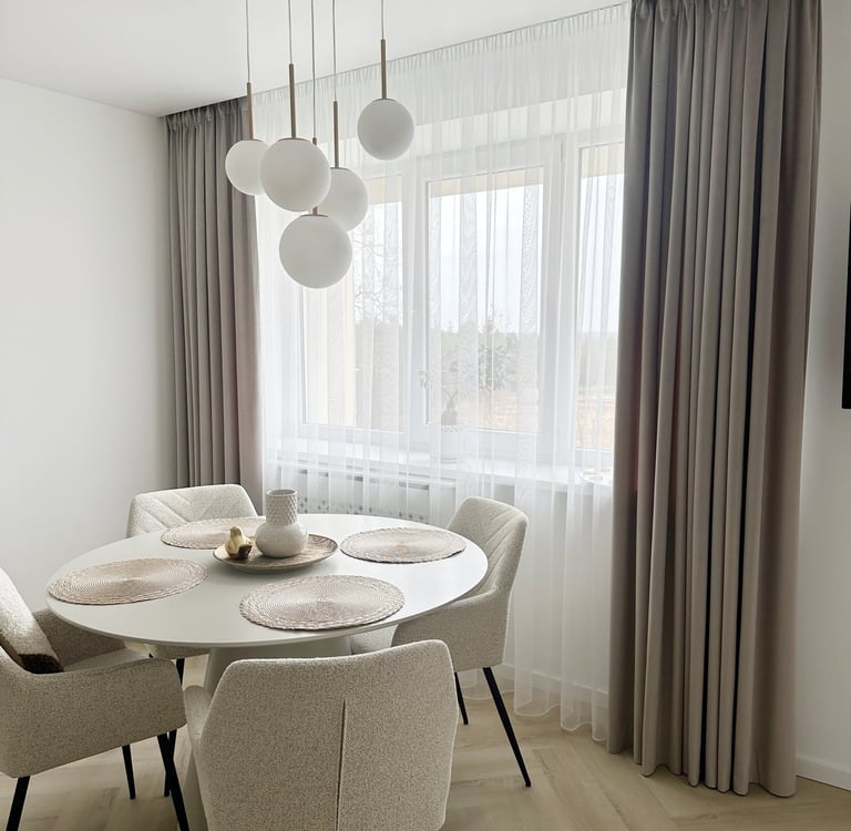 šviesus interjeras ir prie jo derančios užuolaidos