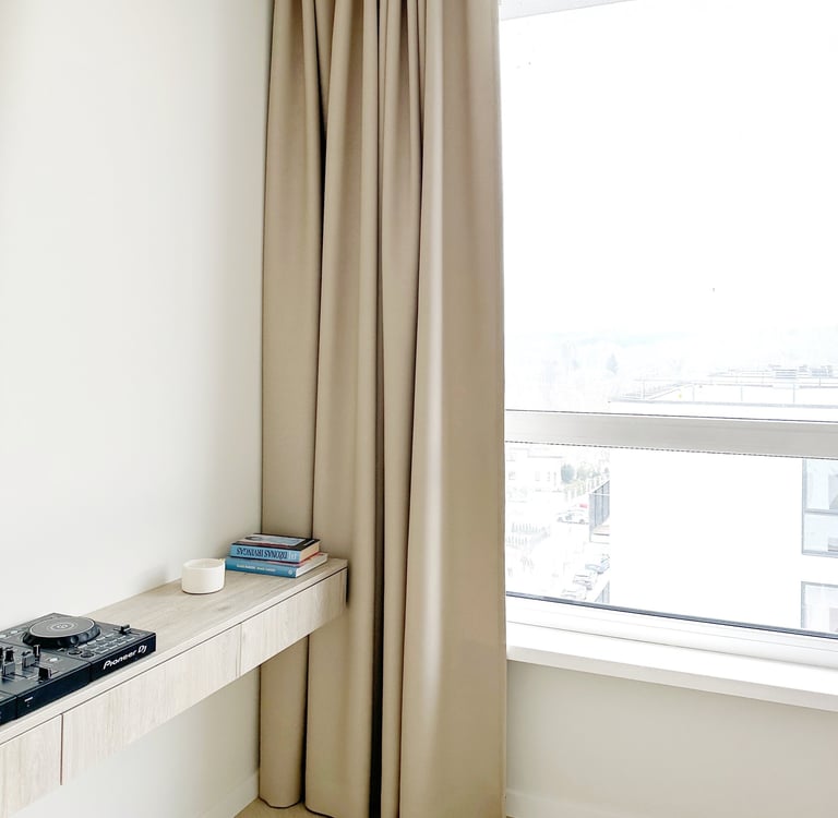 užuolaidos derančios prie modernaus interjero