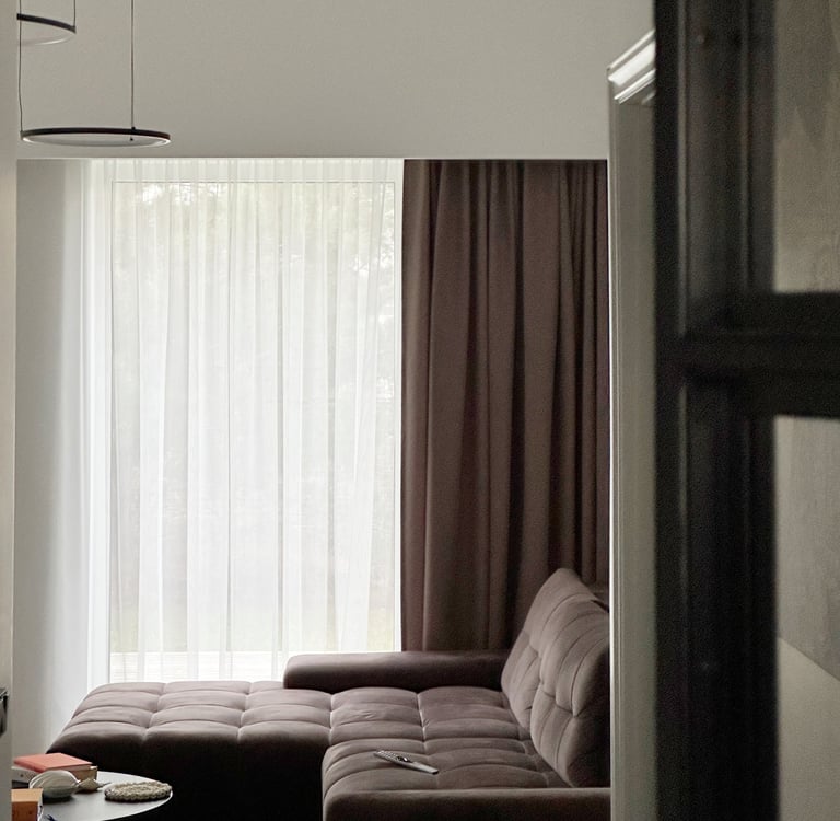 harmoningai derančios užuolaidos su interjeru