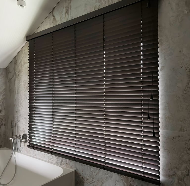 medinės žaliuzės voniai