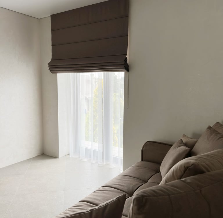 naktinė romanetė ir dieninė užuolaida nišoje