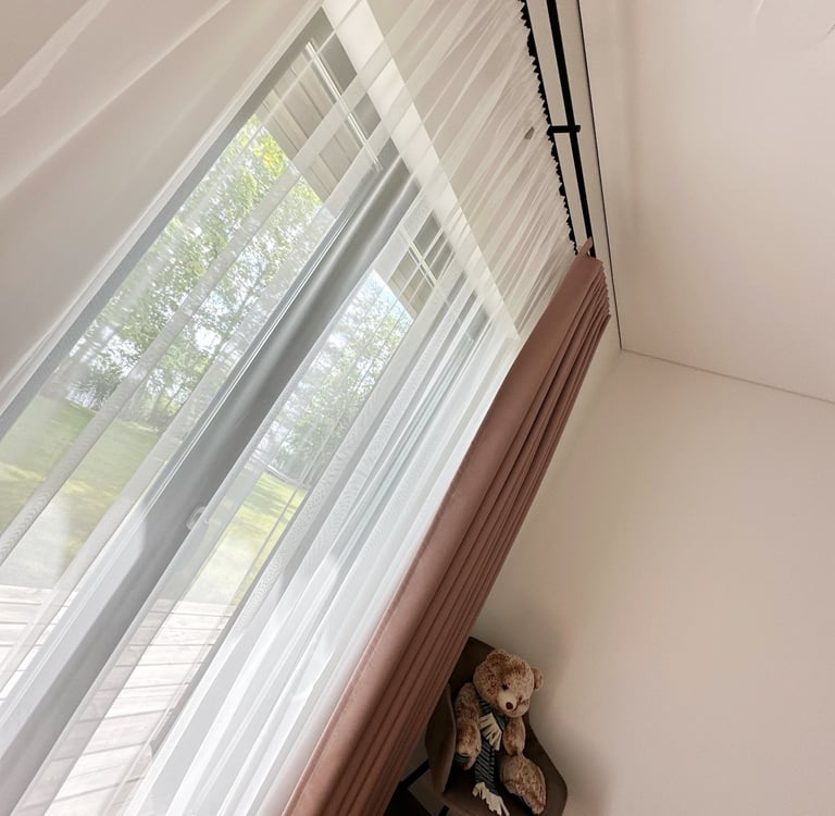 sieniniai modernūs karnizai