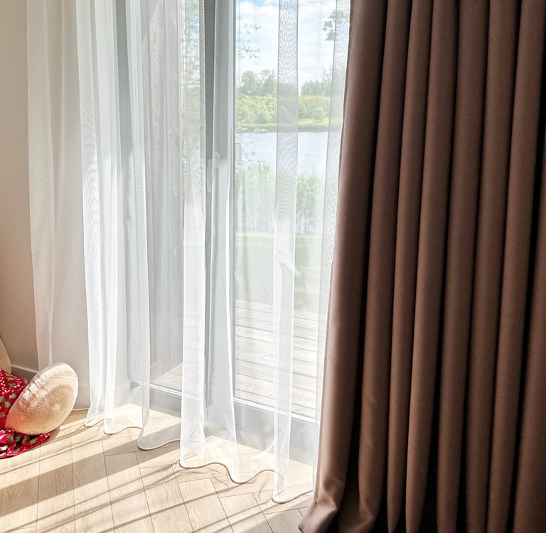 pilnai tamsinantis naktinis audinys ir skaidrios dieninės