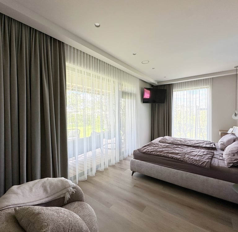 pilnai tamsinančios naktinės užuolaidos