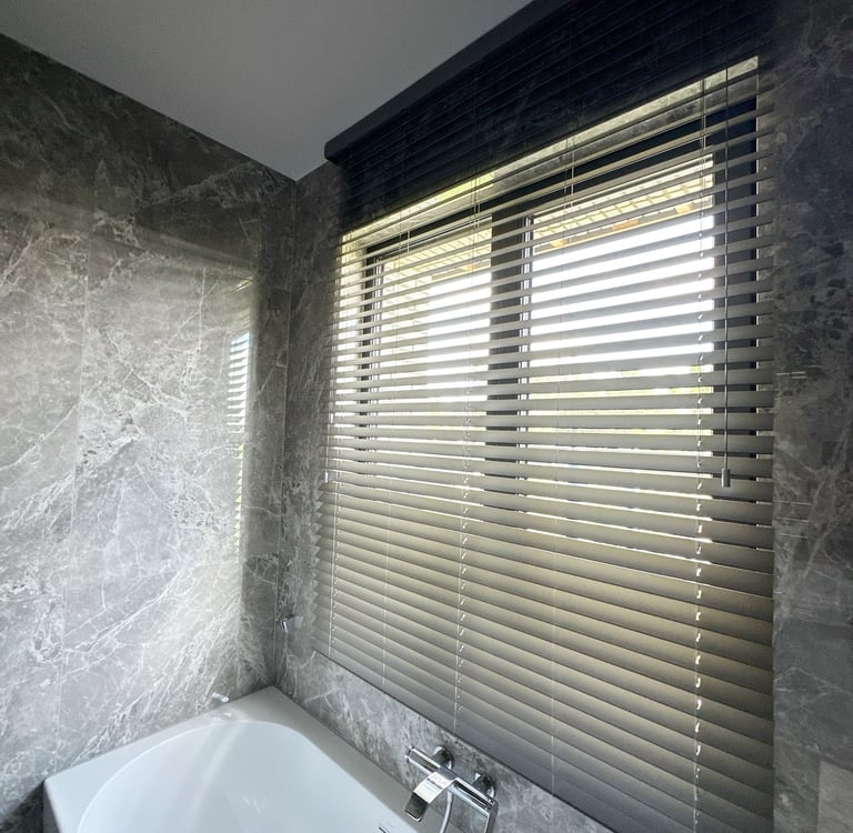 medžio imitacijos žaliuzės voniai