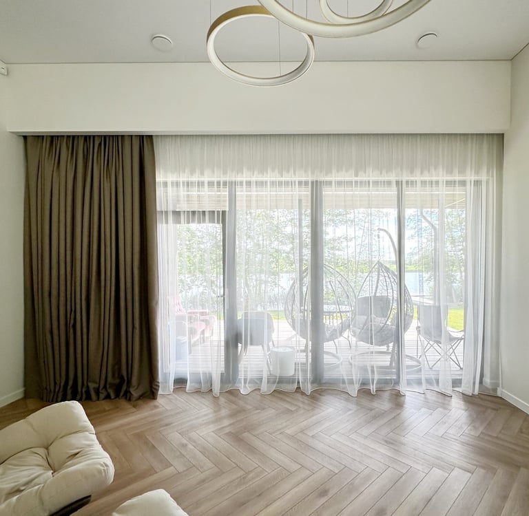 Didelio pločio ir aukščio langai ir jiems pritaikytos užuolaidos individualiai