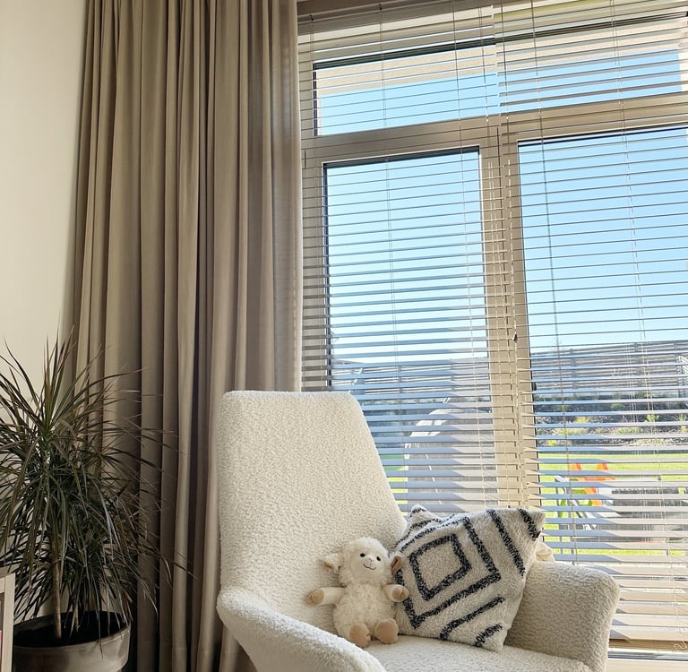 minkštos užuolaidos prie jaukaus interjero