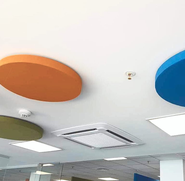 paneles suspendidos en el techo para garantizar el confort acustico en oficinas corporativas