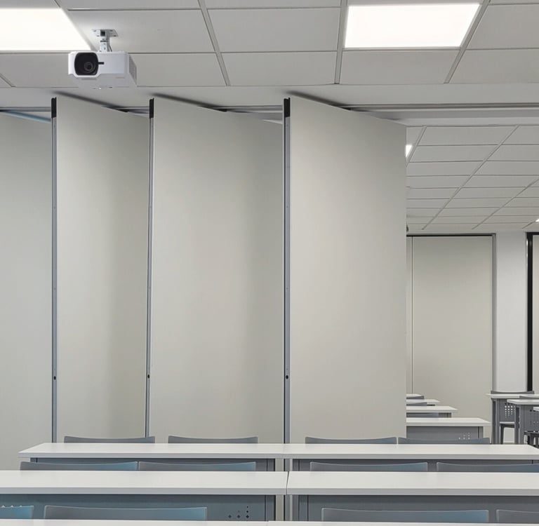 sistema de paneles moviles acusticos semi cerrados dividiendo un aula de una universidad