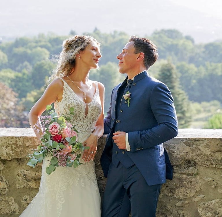 Photo de mariage avec le couple de mariés en côte d'Or