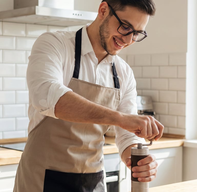 Moendo café na hora. A melhor experiência ao comprar café em grãos de café em Curitiba.
