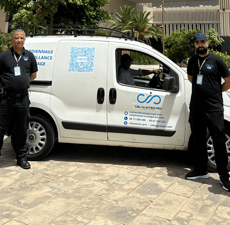 Agents de sécurité Celya Inter Pro devant une voiture de l’entreprise, en mission à Aeria Mall, Casa