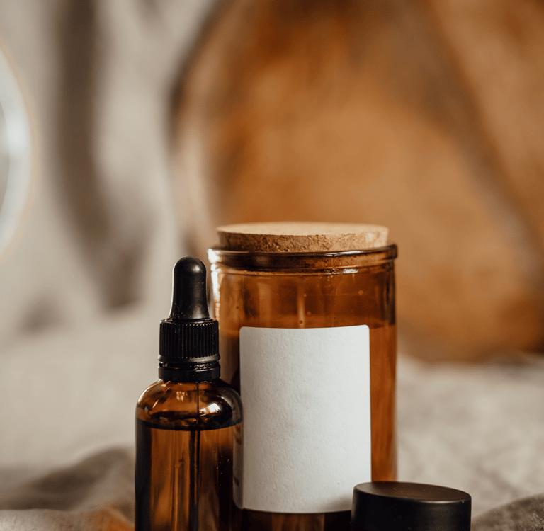 Des bougies sacrées de rituel aux huiles essentielles et en cire naturelles, avec des fleurs