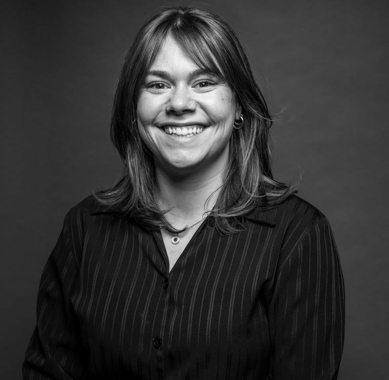 Lauriane, une artiste coiffeuse qui sourit en noir et blanc