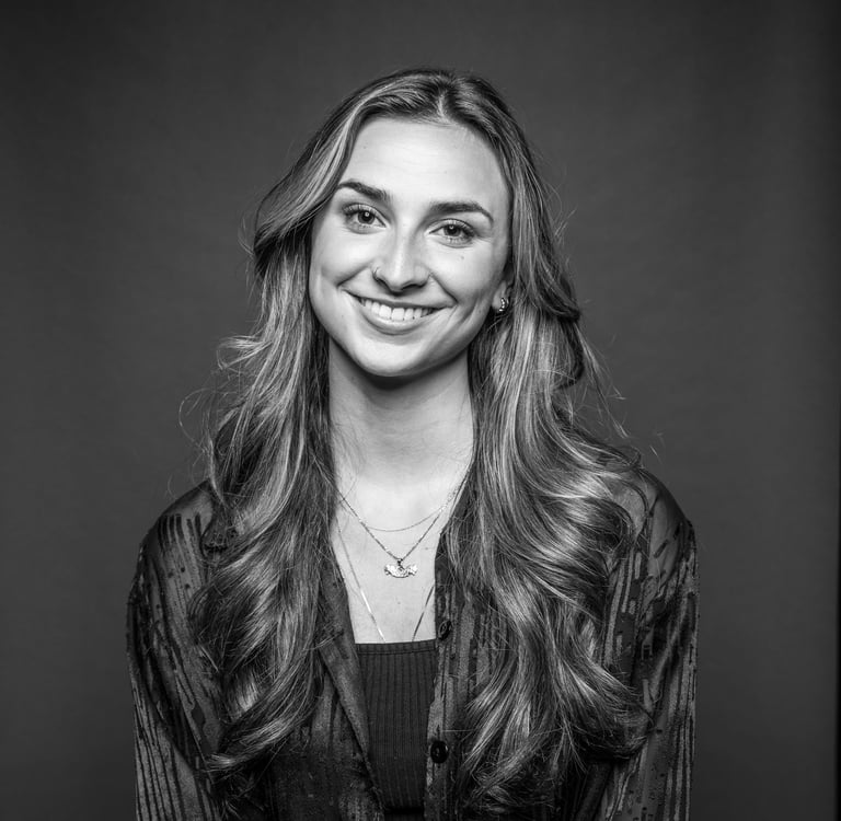 Marilou, une artiste maquilleuse qui sourit en noir et blanc