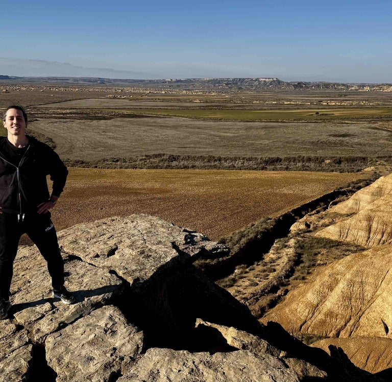Borja en un mirador de juan obispo, con vistas panorámicas al desierto