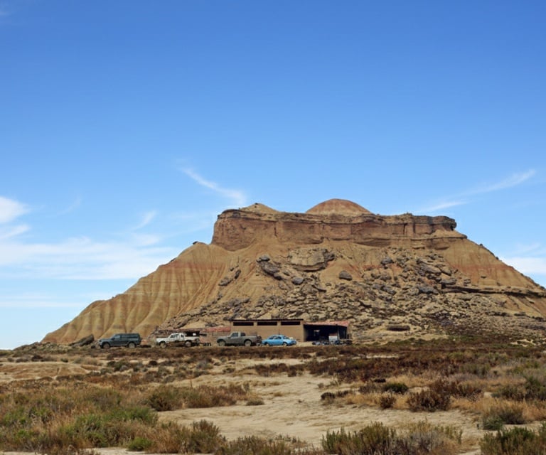Paisaje árido y espectacular de las Bardenas Reales. La imagen destaca el Cabezo de los hermanos