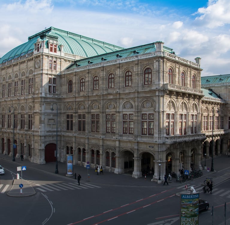 Edificio de la Ópera Estatal de Viena con su emblemático tejado verde
