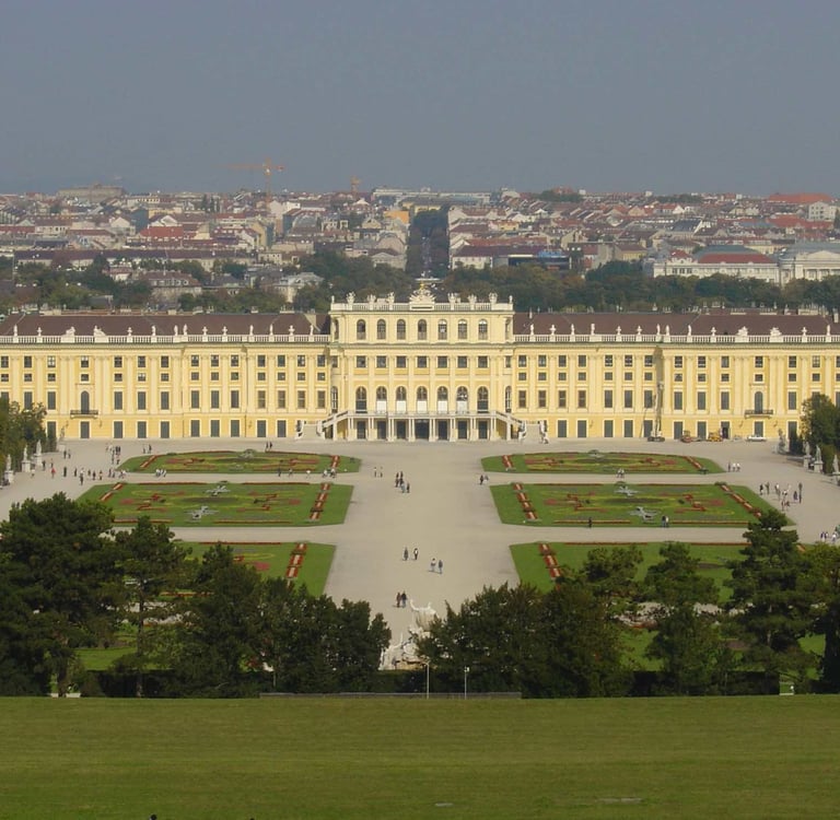 Panorámica del Palacio de Schönbrunn y sus jardines, el lugar más importante que ver en Viena