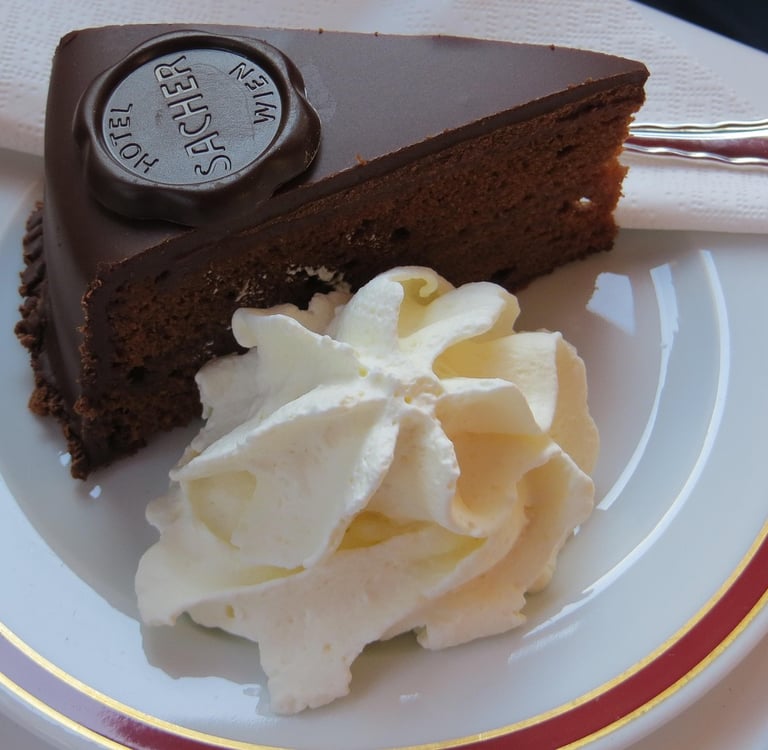 Una porción de la tarta Sacher original servida en el Hotel Sacher de Viena