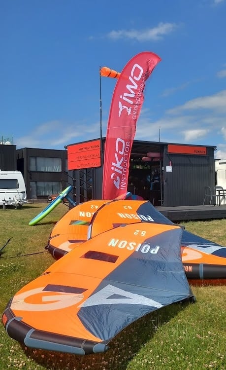 Wing foil nuomos įranga išdėliota prieš pamokas Svencelės pakrantėje