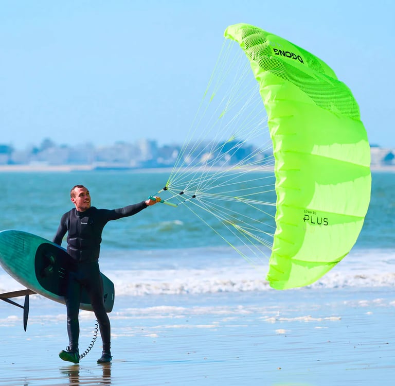Instruktorius ir mokinys aptaria pažengusiųjų wing foil technikas