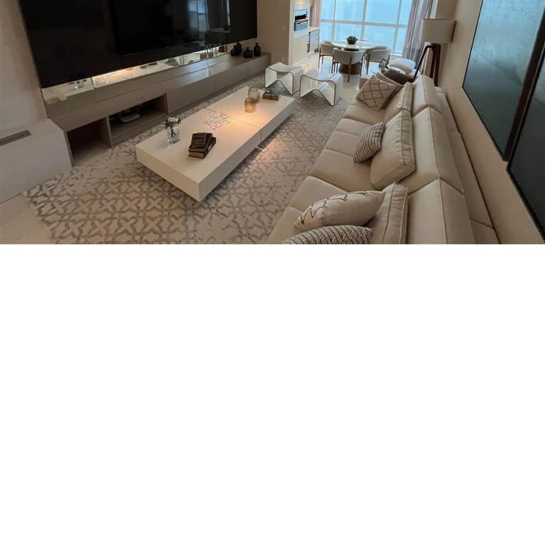 Foto da sala de estar de um apartamento mobiliado, decorado e equipado.