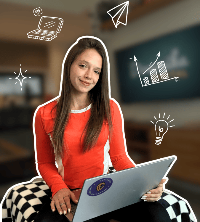 Mujer sonriente trabajando con una computadora en marketing digital, branding y diseño web