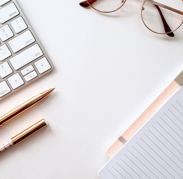 clavier d'ordinateur blanc, crayons roses, carnet de note blanc et des lunettes. tout est en place pour préparer sa retraite