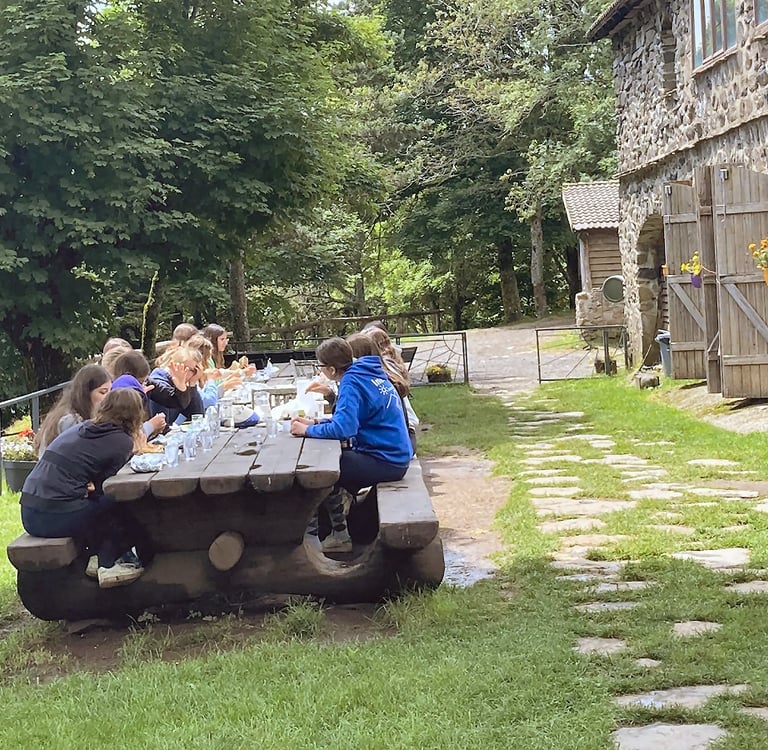 Jeunes stagiaires équestres lors d'un repas convivial