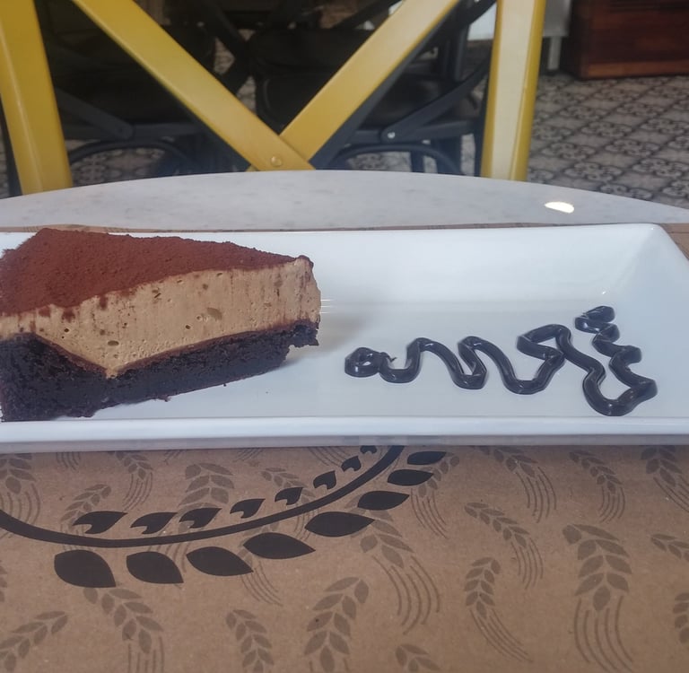 çikolata sosu ve tabakta coffee mousse (kafemus)