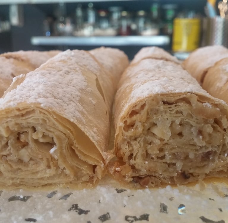 tahinl, ceviz pudra şekeri ile süslenmiş çıtır tatlı