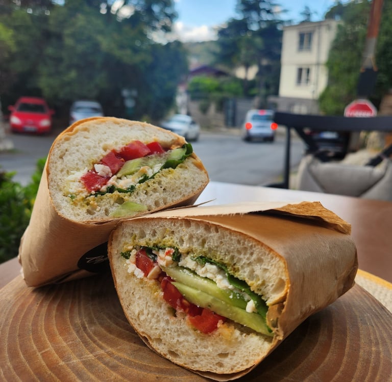 salatalık, daomates ve peynir bulunan ciabatta sandviç