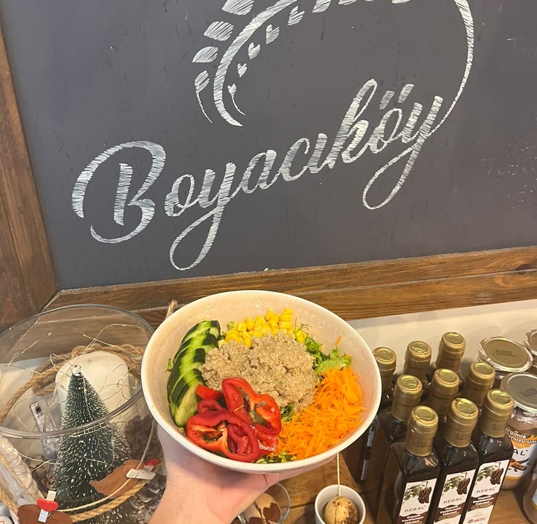 salata biber havuç kinoa olan salata kasesi