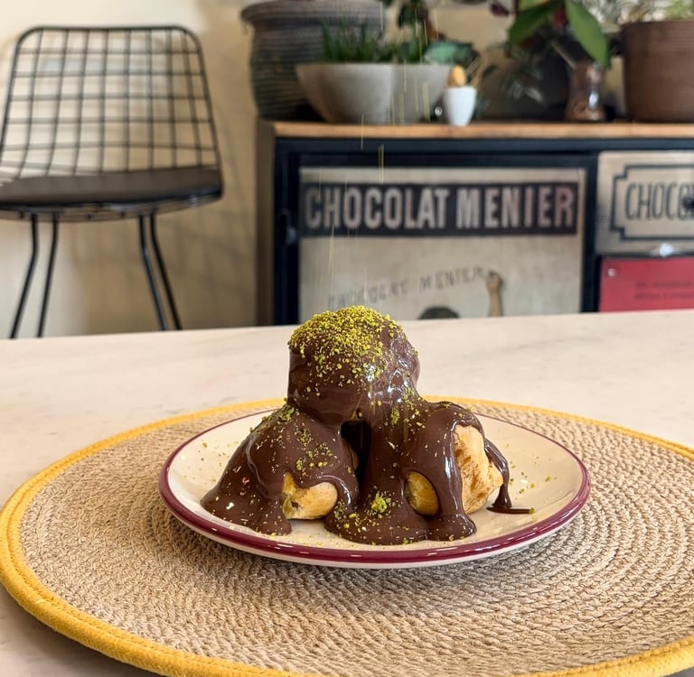 çikolata ve fıstıklı profiterol tabağı