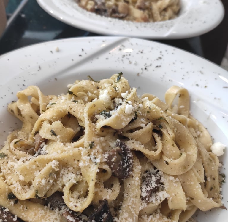 Cafe Boyacıköy mutfağında taze yapılmış el yapımı makarna
