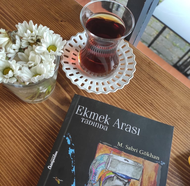 , kitap bulunandumanı tüten bir bardak geleneksel Türk çayının yakın çekim görüntüsü.