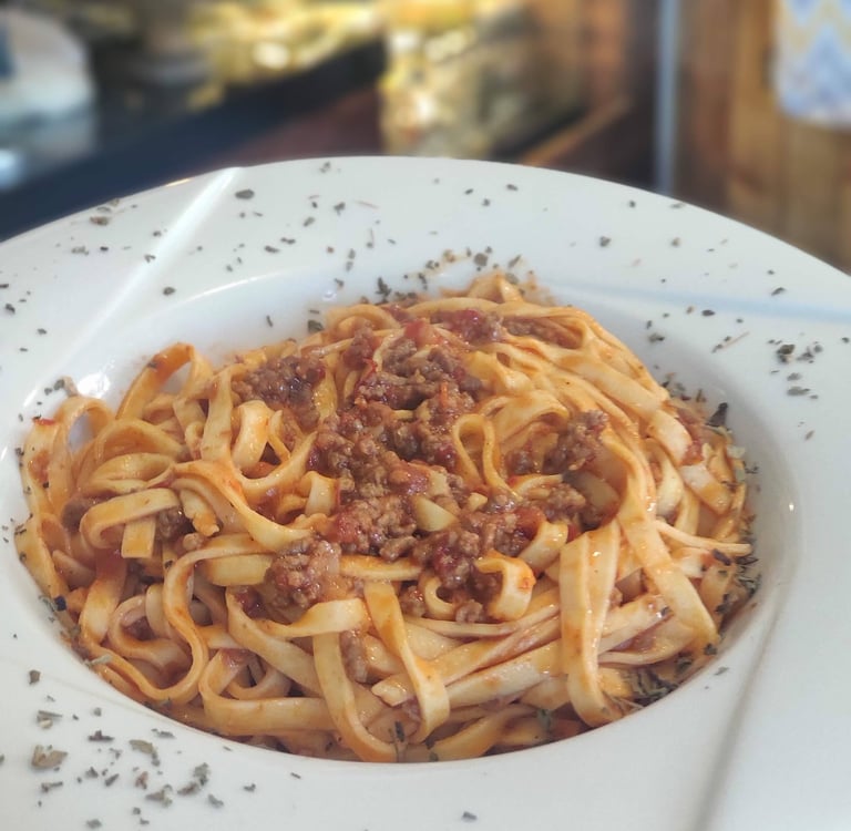 bolonez (bolognese) soslu makarna (taglietelle) dolu tabak