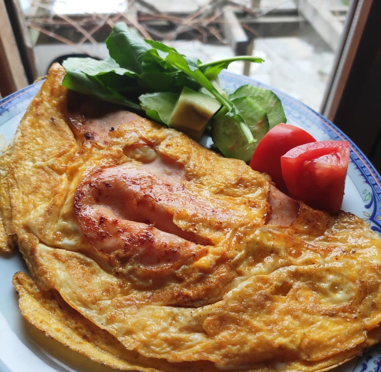 salatalık, roka, domates bulunan omlet tabağı