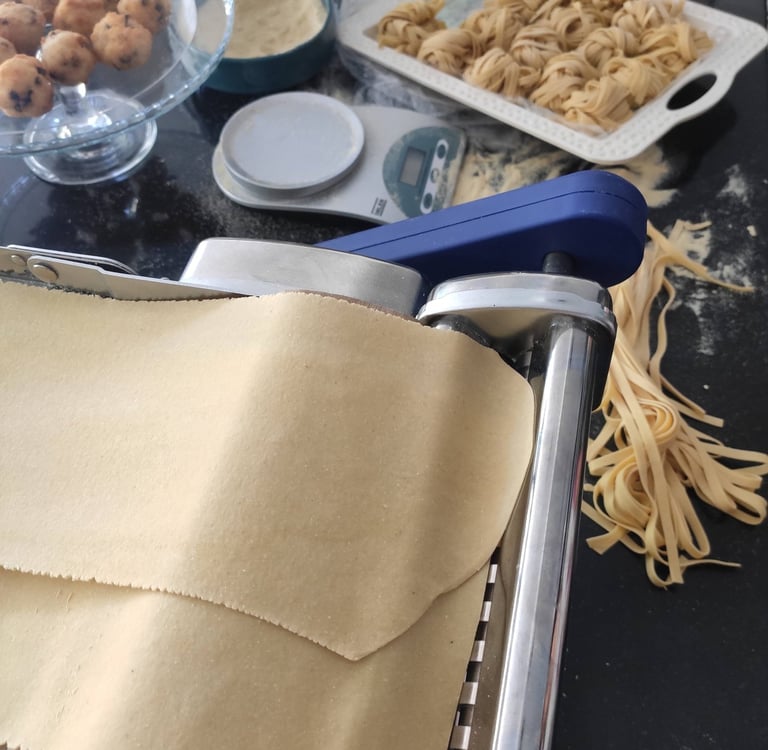 taze makarna atölyesinden ( fresh pasta workshop) bir üretim anı