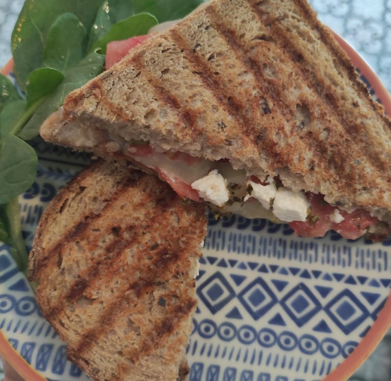 yanında roka bulunan tost