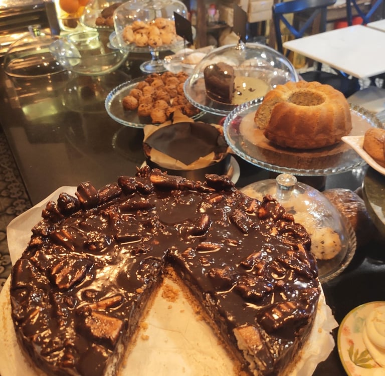 cevizli çikoltalı tatlı ve çeşitli kekler bulunan tezgah