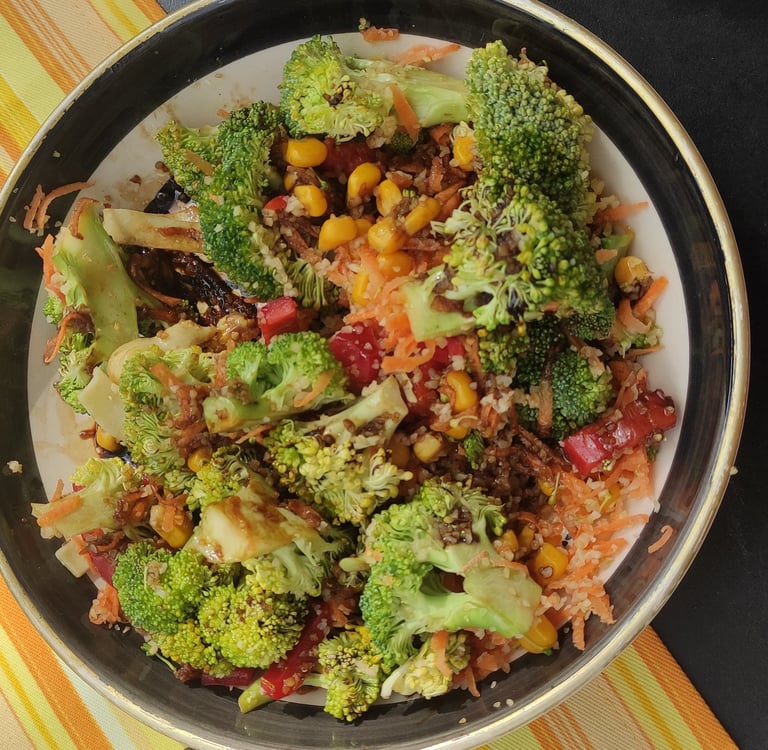 bir masa üzerinde, vegan ve glutensiz lezzetlerden oluşan göz alıcı bir sunum.