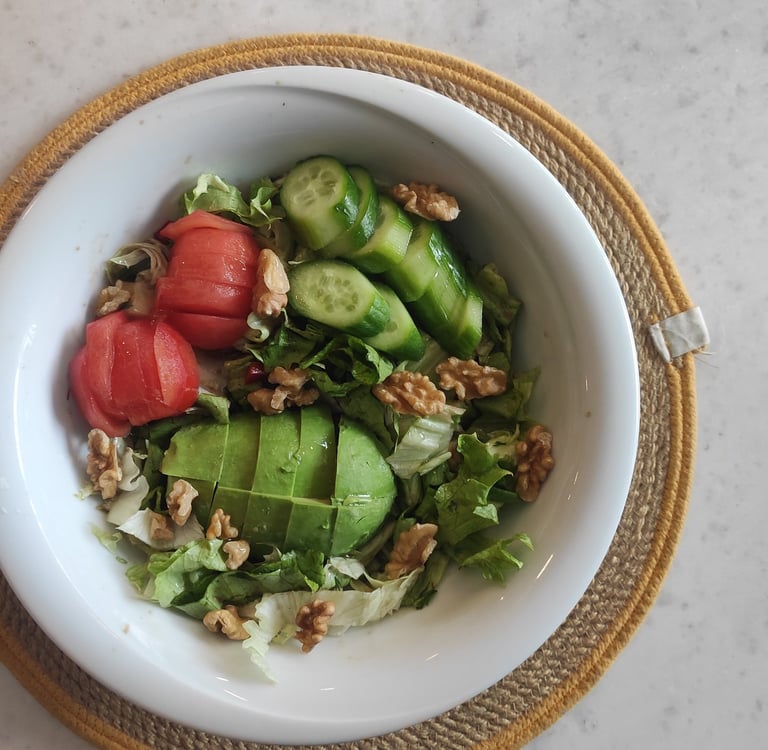 yeşillikle ve domates ve avakado olan salata kasesi